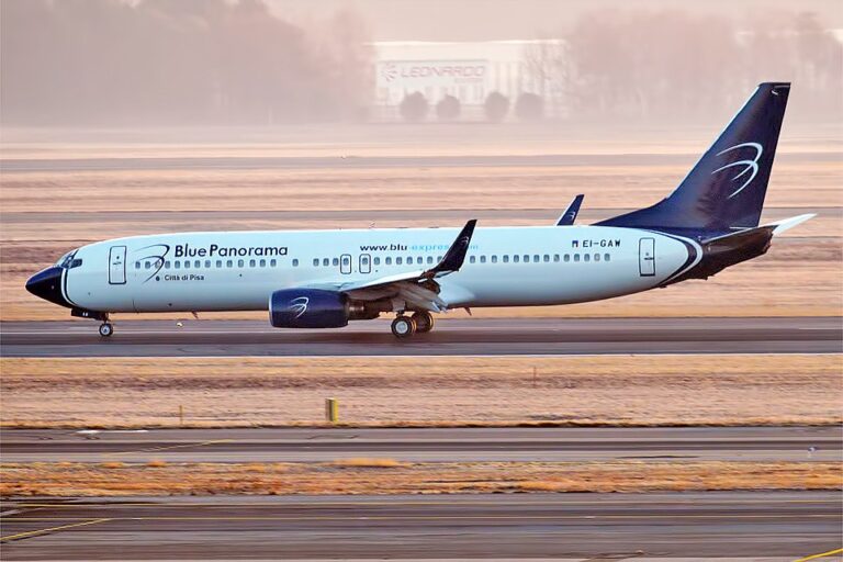Blue_Panorama,_EI-GAW,_Boeing_737-8Z0_(26264839338)