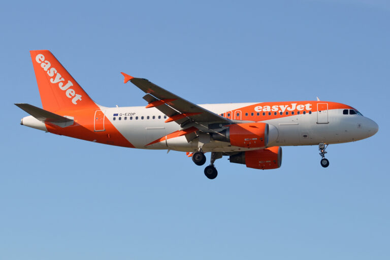 EasyJet,_G-EZDP,_Airbus_A319-111_(20817392802)